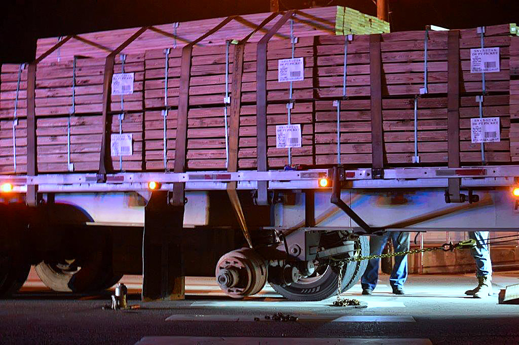 An axle on the right rear of this loaded down trailer broke as the vehicle turned left from Hwy.154 to Hwy. 37 on the east side of Wood County Courthouse. Police and volunteers were on hand to direct traffic for several hours last Friday evening.